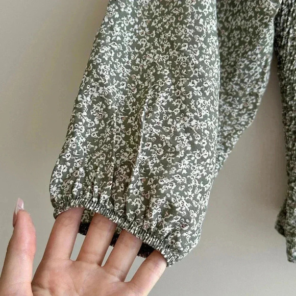 Paper Crane Smocked Floral Blouse, Puff Sleeve Green Fall Top, Size Medium - Picture 6 of 16